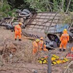 Ônibus de turismo cai em ribanceira na BR-381 e deixa um morto