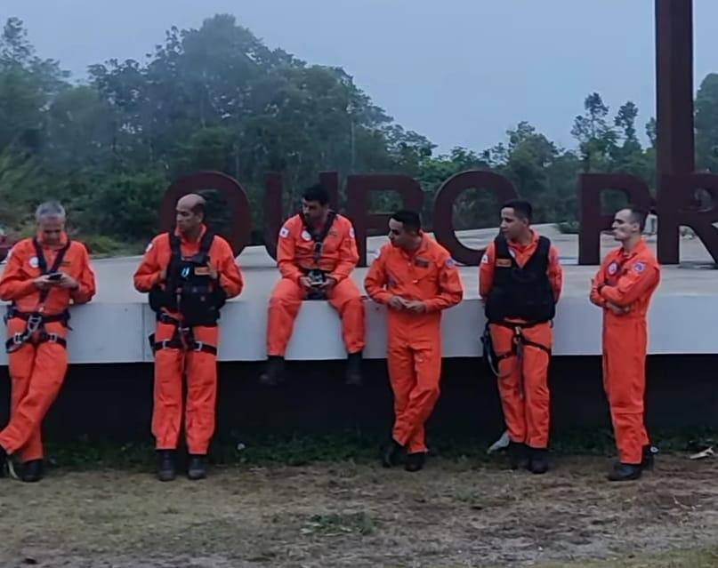 A guarnição composta pelo Cap. Wilker, Ten Victor, Sgt Wellerson, Sgt Gabriel, Dr Rodrigo e Enfermeiro Bruno, após atendimento da ocorrência a equipe pousou no trevo de Ouro Preto aguardando melhoria do tempo. Foto tirada momentos antes do acidente. Créditos: Divulgação/CBMG