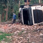 Caminhão transportando carga viva tomba no Corte de Pedras, em João Monlevade