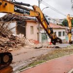 Prefeitura conclui demolição de casarão ameaçado e segue com trabalho de limpeza do terreno