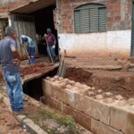 Prefeitura de João Monlevade realiza contenção emergencial em trecho de córrego a Serra Egito