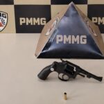 Abordagem policial termina com apreensão de arma e prisão em Monlevade