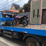 Condutor sem CNH bate moto durante tentativa de fuga da polícia