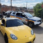 Condutor de Porsche é detido por direção perigosa e suspeita de embriaguez em João Monlevade
