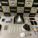 Suspeito tenta se desfazer de bolsa com drogas, mas acaba preso pela Polícia Militar