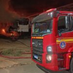 Incêndio destrói carreta-baú em lote vago no bairro Belmonte