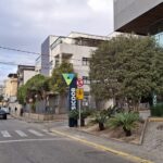 Estacionamento está proibido no lado direito da rua Pedro Bicalho