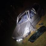 Mãe e filho ficam feridos após carro sair da pista e cair em campo de futebol em São Domingos do Prata