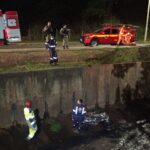 Homem fica ferido após cair com motocicleta dentro de canal em Itabira