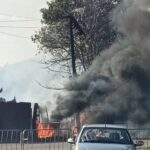 Incêndio em vegetação atinge área com material plástico e danifica rede elétrica em João Monlevade