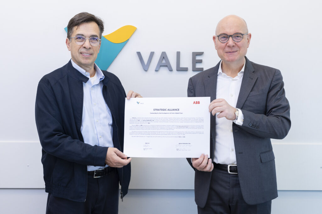 Carlos Medeiros, vice-presidente de Operações da Vale, e Joachim Braun, presidente da Divisão Process Industries da ABB, assinam acordo para modernização de usinas. Crédito: Agência Cilindro Ocular