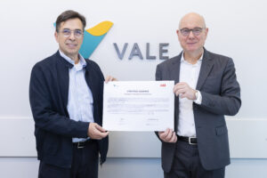 Carlos Medeiros, vice-presidente de Operações da Vale, e Joachim Braun, presidente da Divisão Process Industries da ABB, assinam acordo para modernização de usinas. Crédito: Agência Cilindro Ocular
