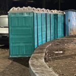 Banheiros químicos permanecem na Praça Minas Gerais quase uma semana após evento