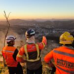 Incêndio em vegetação ameaça escola e mobiliza cerca de 30 combatentes em João Monlevade