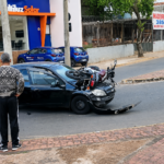 Acidente entre moto e carro deixa trânsito complicado na avenida Wilson Alvarenga