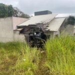 Caminhão desgovernado atinge casa no Centro de São Domingos do Prata