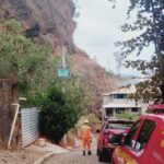 Material rochoso se desprende de área montanhosa e ameaça residências em Bela Vista