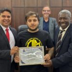 Humorista Gabriel Andrade recebe Moção de Aplausos da Câmara Municipal