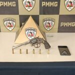 Suspeita de plano de homicídio leva PM a apreender arma e prender dois homens