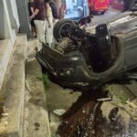 Carro bate contra parede de residência e capota no Centro de Itabira