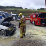 Incêndio atinge carro no Posto Graal Marfim, em João Monlevade